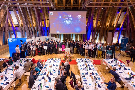 Gruppenfoto: Kuppelsaal mit Gewinner_innen der Best Teaching Awards 2025