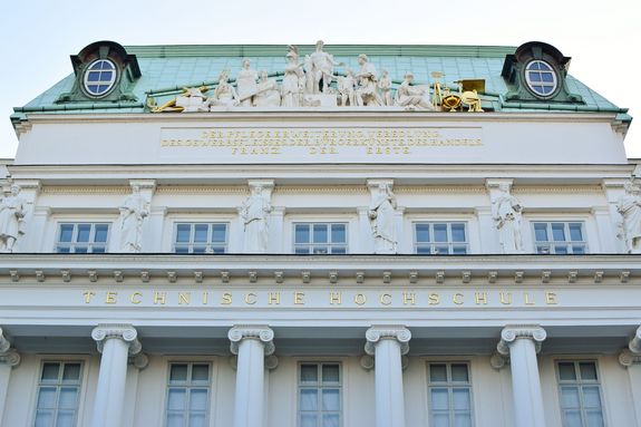 [Translate to English:] TU Hauptgebäude