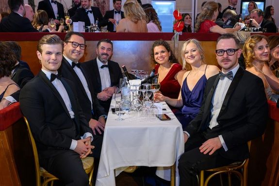 Gruppe von Alumni an einem Tisch