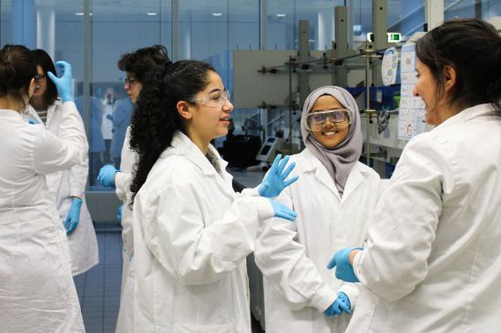 Junge Frauen arbeiten im Labor