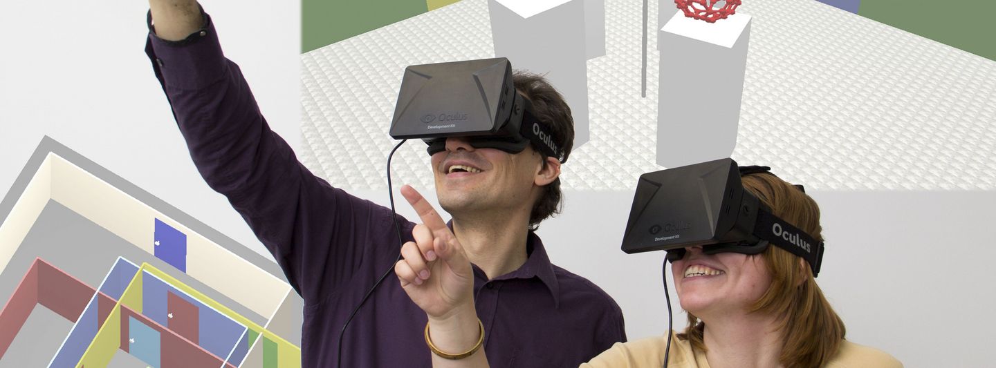 Zwei Personen, eine VR-Brille tragend