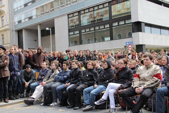 Großer Andrang herrschte auch bei der 2. Street Lecture "Mathematik im Casino" (Foto: Matthias Heisler) Großer Andrang herrschte auch bei der 2. Street Lecture "Mathematik im Casino" (Foto: Matthias Heisler)