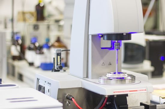 Licht der richtigen Wellenlänge ändert die Eigenschaften von Photopolymeren.