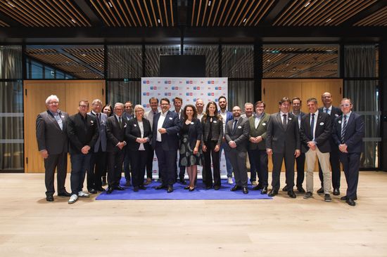 Gruppe Menschen stehend