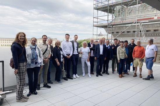 Alumni bei der Besichtigung