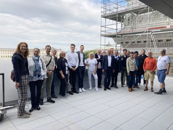 [Translate to English:] Alumni bei der Besichtigung