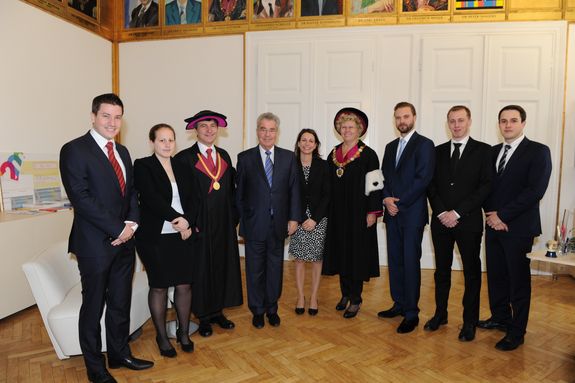 Andreas Thöni, Maria Bernard-Schwarz, Prof. Michael Drmota, Bundespräsident Heinz Fischer, Katrin Blank, Rektorin Sabine Seidler, Jonas Hirz, Florian Besau, Markus Jung (v.l.n.r.)