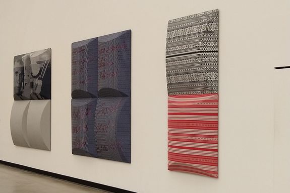 drei Gemälde an der Wand