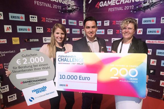 Denise Mandt, Aleksandr Ovsianikov und TUW-Rektorin Sabine Seidler mit Gewinnschecks