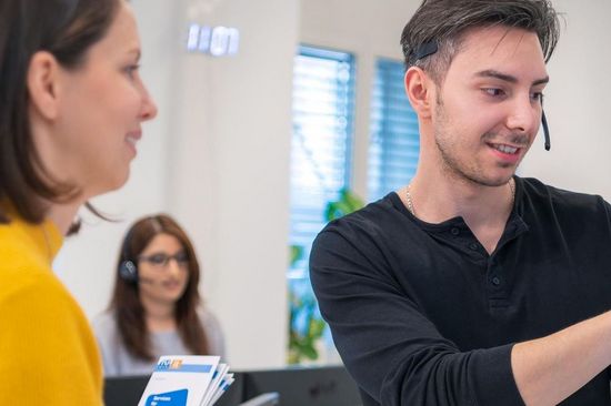 Abbildung von Kolleg_innen denen etwas erklaert wird