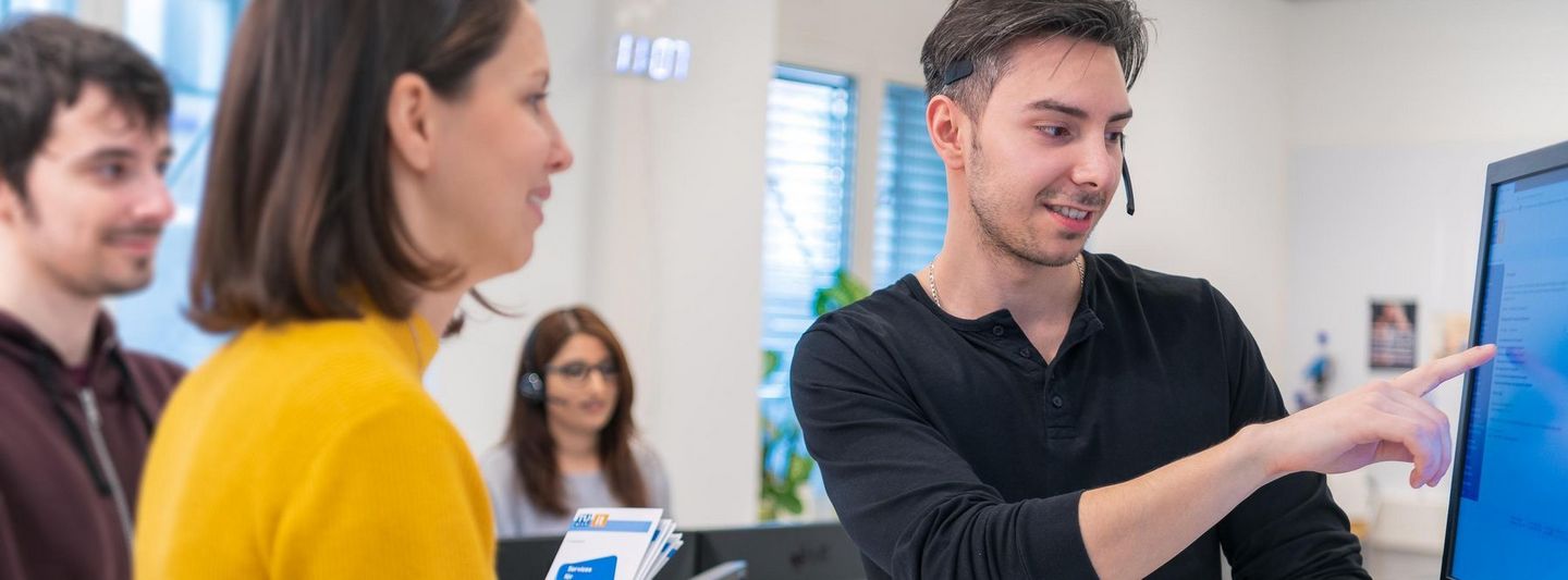 Abbildung von Kolleg_innen denen etwas erklaert wird