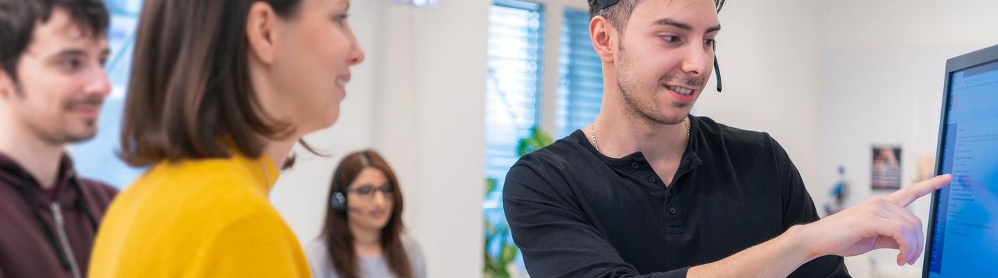 Abbildung von Kolleg_innen denen etwas erklaert wird