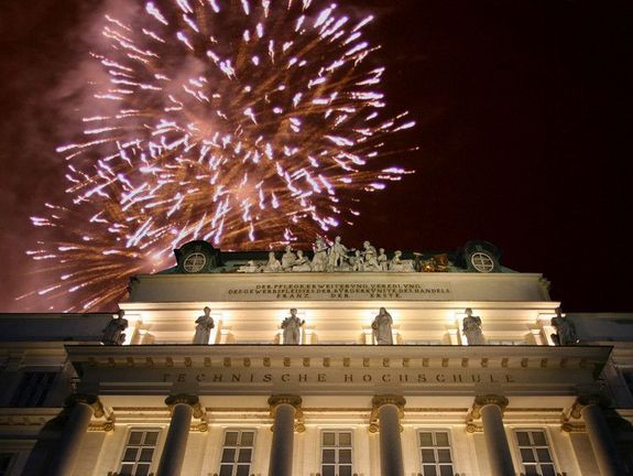 Fassade TU Wien Hauptgebäude und ein Feuerwerk