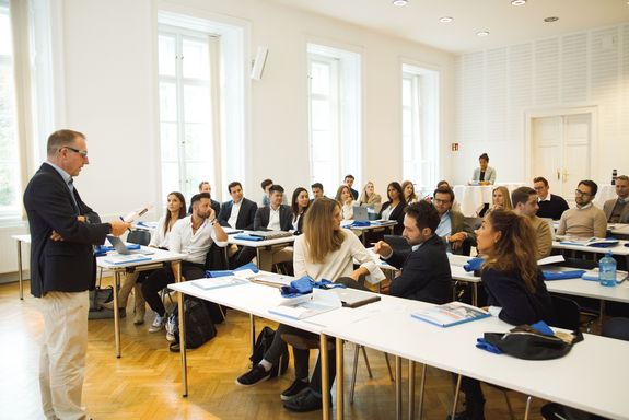 [Translate to English:] Blick in die Durchgangsgruppe im Klassenraum