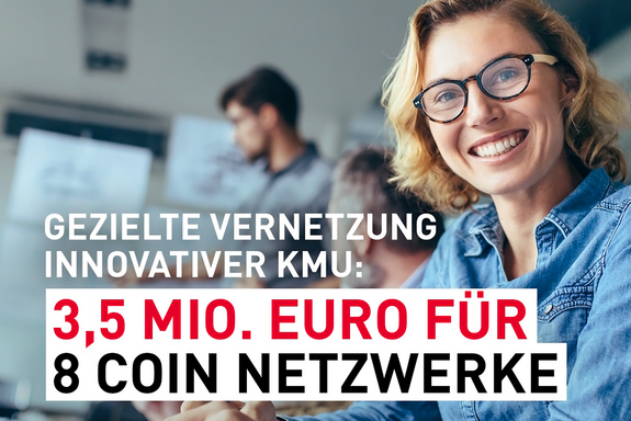 Breit lächelnde Frau mit Brille und Jeanshemd sitzt in einem Seminarraum. Dazu der Text: "Gezielte Vernetzung innovativer KMU: 3,5 Mio. Euro für 8 COIN Netzwerke"