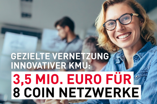 Breit lächelnde Frau mit Brille und Jeanshemd sitzt in einem Seminarraum. Dazu der Text: "Gezielte Vernetzung innovativer KMU: 3,5 Mio. Euro für 8 COIN Netzwerke"