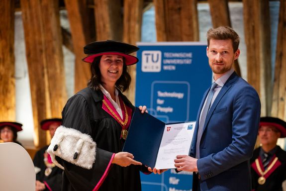 Übergabe Diplom Jasmin Gründling-Riener, Vizerektorin Lehre, und Stefan Hager