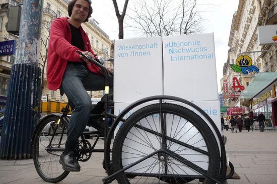 Bernhard Weingartner mit dem Physikmobil