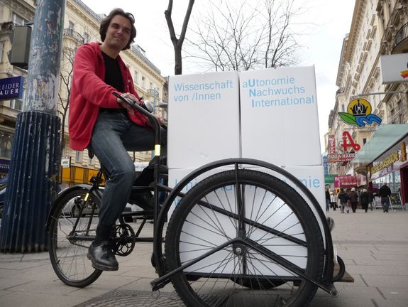 Bernhard Weingartner mit dem Physikmobil Bernhard Weingartner mit dem Physikmobil