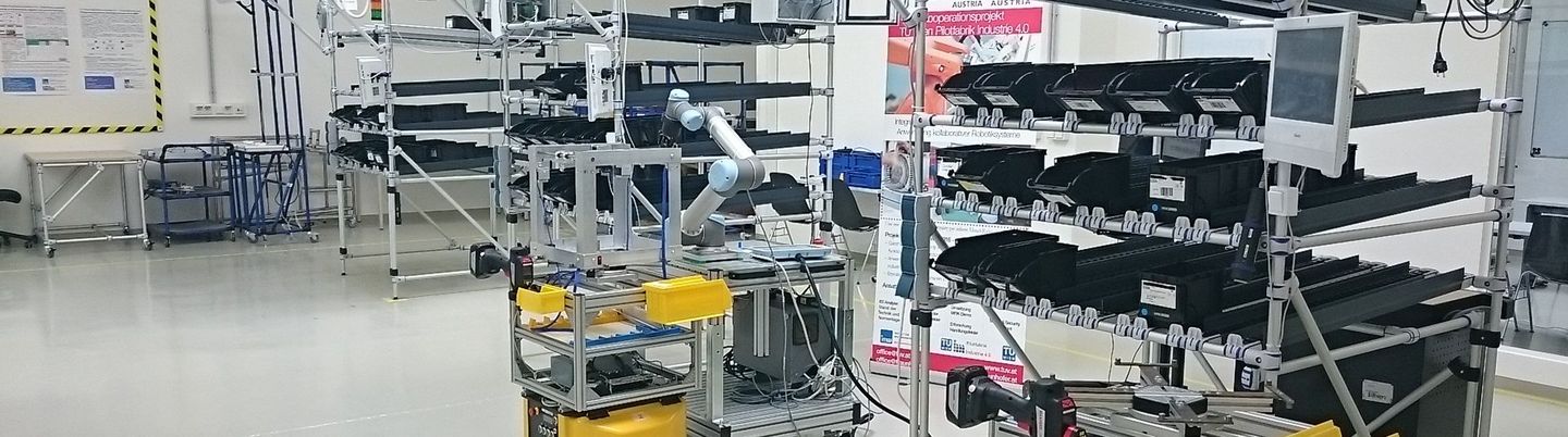 Maschinenbaulabor. Regale voller Einzelteile und eine Maschine, an der gebaut wird.