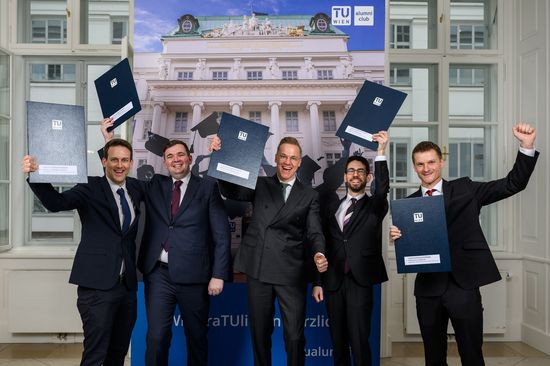 Gruppenfoto junge Männer stehend und jubelnd