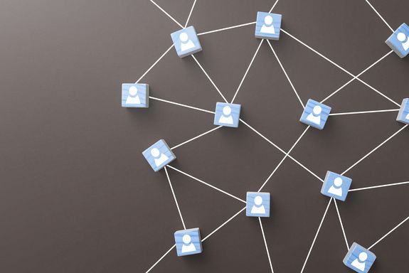 Mehrer Würfel mit Männchen, die durch Linien miteinander verbunden sind.