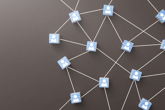 Mehrer Würfel mit Männchen, die durch Linien miteinander verbunden sind.