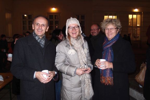 TUW-Vizerektorin und -rektor sowie Rektorin Seidler in winterlicher Kleidung beim TUW-Punsch. Sie blicken in die Kamera.