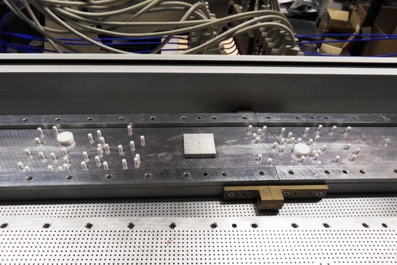Wellenleiter aus Aluminium mit einem quadratischen Target in der Mitte (die Deckelplatte ist nicht gezeigt). Die weißen Teflon-Elemente links und rechts von dem Target simulieren ein ungeordnetes Medium. Aluminium waveguide. (Download und Verwendung honorarfrei © TU Wien)