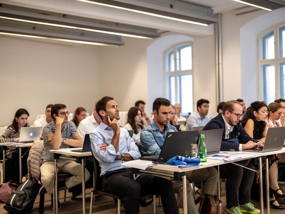 Studierende des offenen Durchgang sitzen in Vorlesung