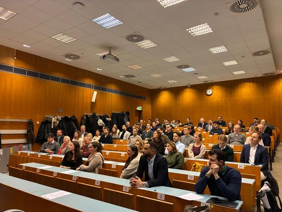 [Translate to English:] Perspektive in den Hörsaal mit gut gefüllten Sitzreihen