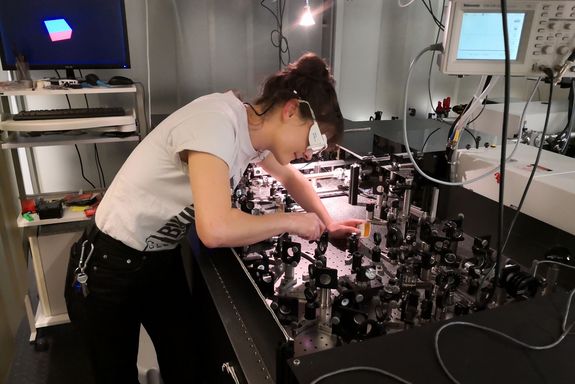 Claudia Gollner bei der Arbeit mit Schutzbrille.