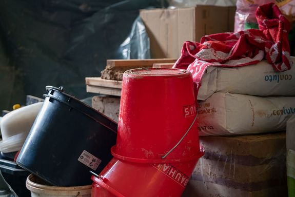 Kübel und Sandsäcke