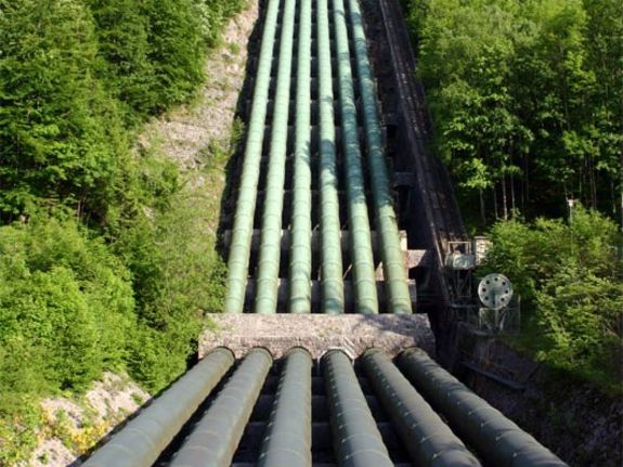 Durch lange Druckrohre wird in einem Speicherkraftwerk das Wasser zur Turbine geleitet (Wikimedia, GNU-Lizenz, Softeis)