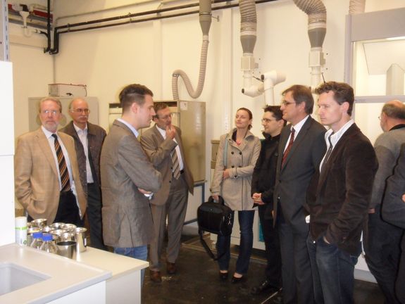 Laborleiter Dr. Bernhard Hofko führt eine Gruppe durch die neuen Laborräumlichkeiten Laborleiter Dr. Bernhard Hofko führt eine Gruppe durch die neuen Laborräumlichkeiten