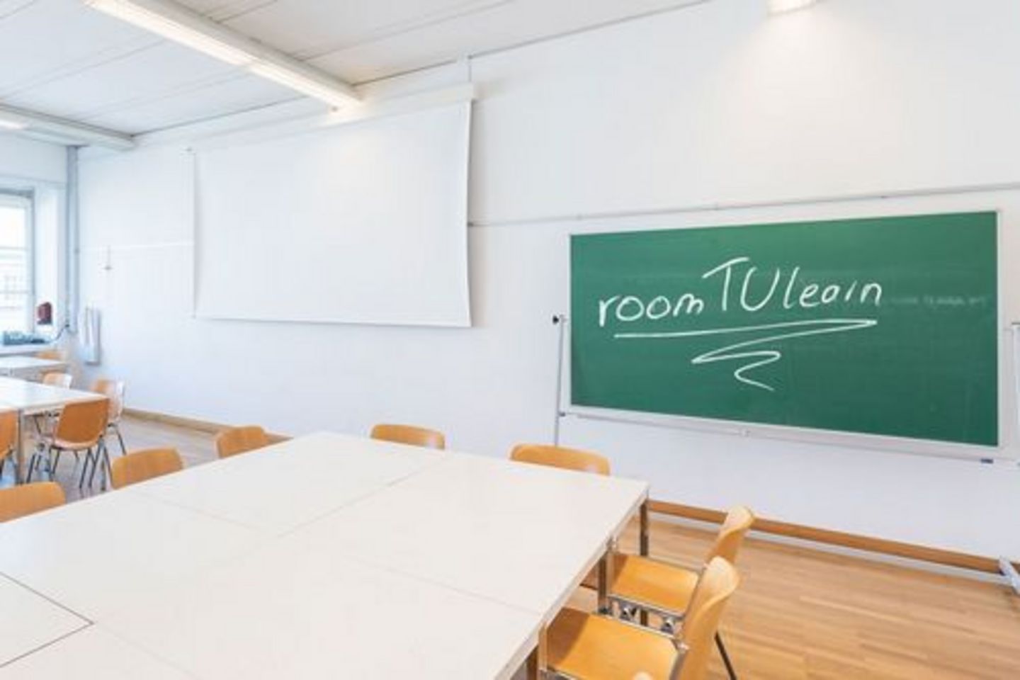 Lehrraum mit Tafel