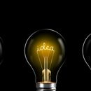 Glühbirne mit dem Wort "idea" als Glühdraht