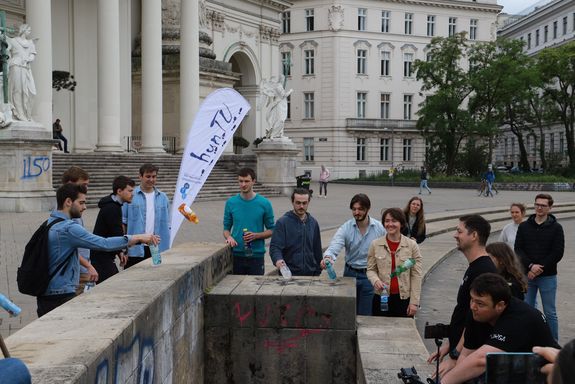 Actiontask vor der Karlskirche