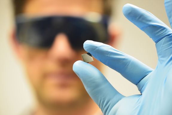 A Perovskite thin film electrode, on a ZrO2 crystal.