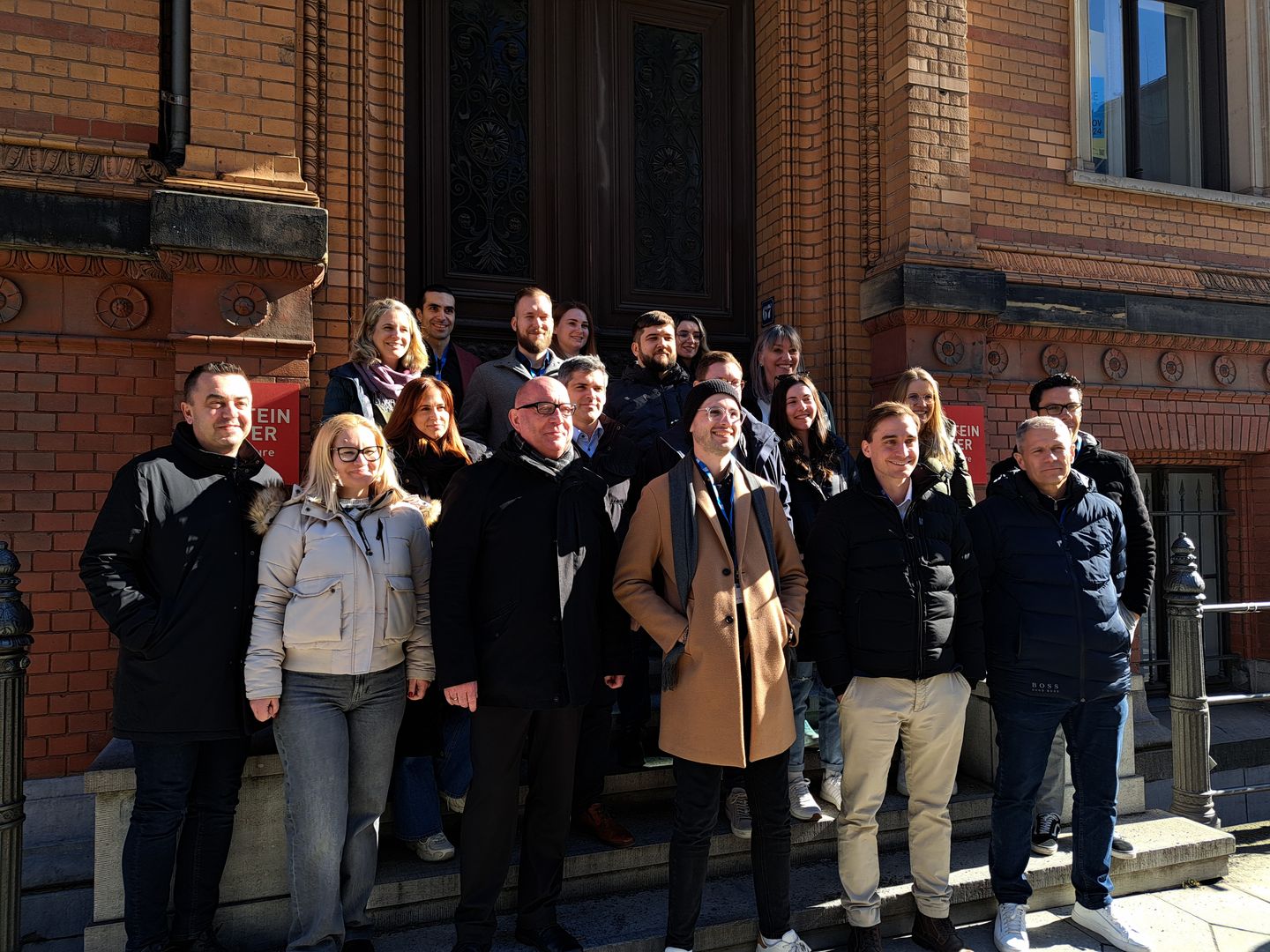 Eine Gruppe von Studierenden mit Ihren Professor vor der Einstein Center Digital Innovation in Berlin bei einen sonnigen Tag.