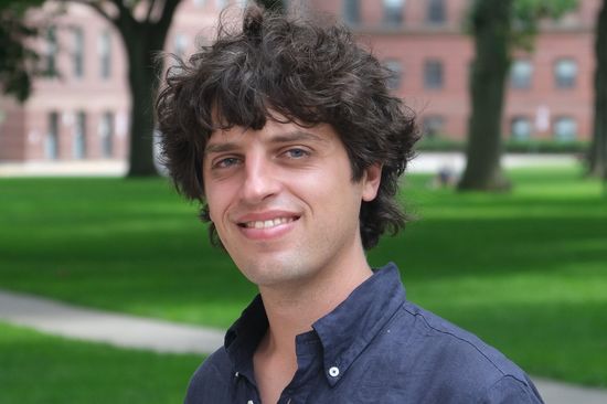 [Translate to English:] Julian Leonard im Grünen