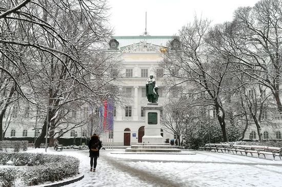 [Translate to English:] TU Wien Hauptgebäude mit Schnee