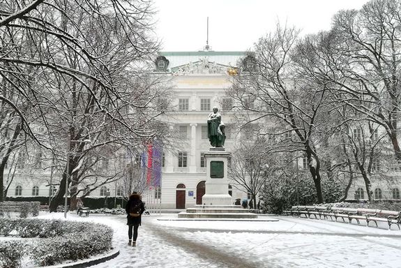 [Translate to English:] TU Wien Hauptgebäude mit Schnee