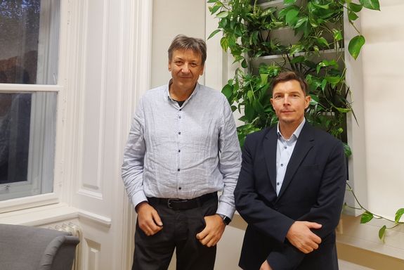 Zwei Männer nebeneinander