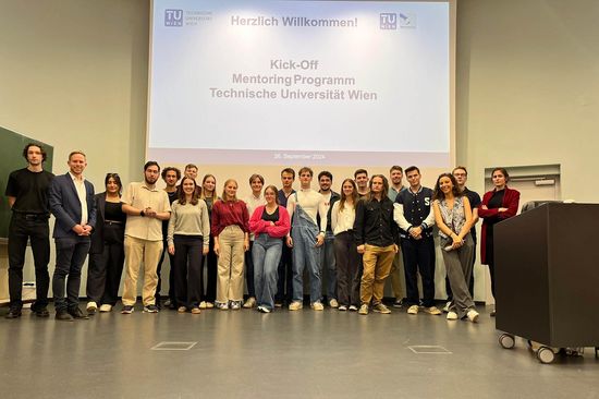 Gruppenfoto Gruppe Menschen stehend auf Bühne