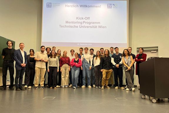 Gruppenfoto Gruppe Menschen stehend auf Bühne