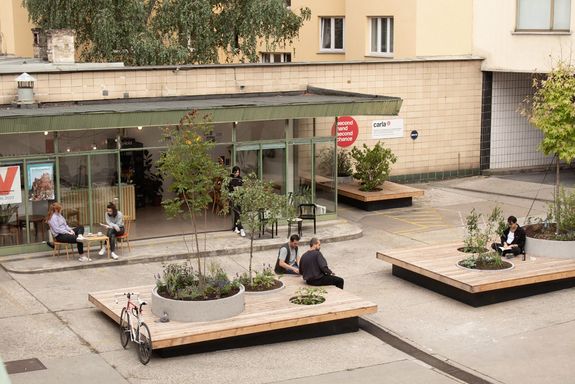 Im Zuge des Design-Build Projekts wurden der Innenhof der carla verkehrsberuhigt und mit bepflanzten Holzplattformen ausgestattet