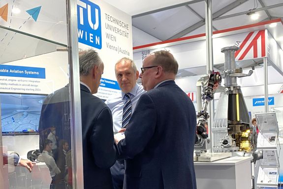 Vice Rector Prof. Johannes Fröhlich visiting the TU Wien Stand at the FIA 2022 – 06