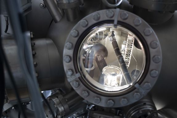 Eine Vakuumanlage aus Metall mit Glasfenster