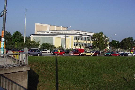 Atominstitut Das Gebäude von außen im Sommer, im Vordergrund ist eine Wiese.